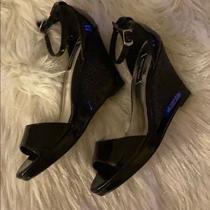 CUTE WHITE HOUSE BLACK MARKET PEEP TOE WEDGE HEEL